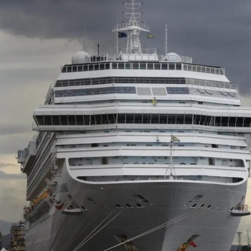 Operadora de cruzeiros deve indenizar ‘bar boy’ por exigir exame de HIV na admissão