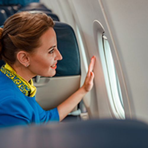 Empresa aérea é condenada a pagar indenização mensal a comissária por gastos com maquiagem, manicure e cabeleireiro