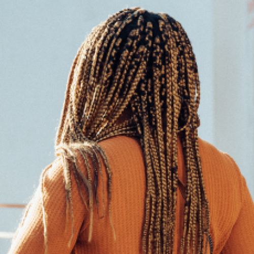 Juiz condena empresa por demitir trabalhadora em razão de tranças afro