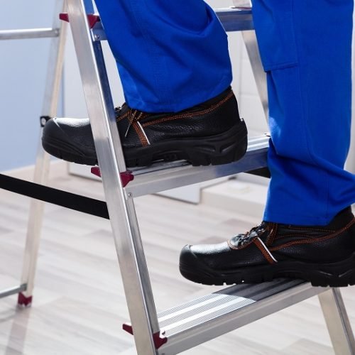 Mecânico que descumpriu normas de segurança e fraturou o braço ao cair de escada não receberá indenização