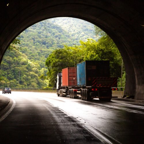 Truck carrying two containers, leaving a tunnel on the Imigrantes road