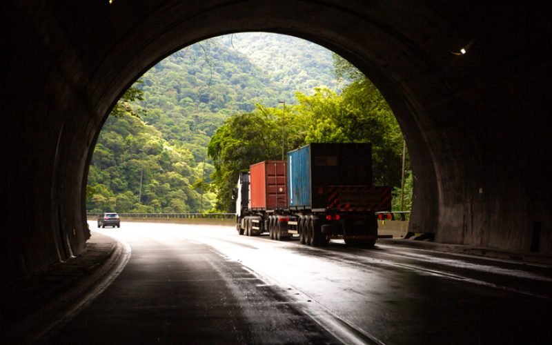 Truck carrying two containers, leaving a tunnel on the Imigrantes road