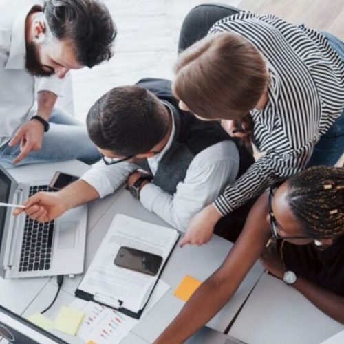 Toques, “piadas” e provocações garantem indenização por danos morais a trabalhadora autista de Ipatinga