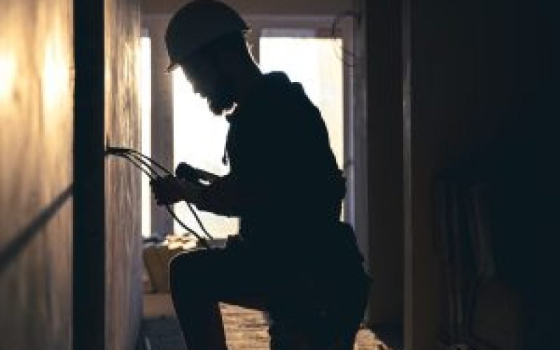 Eletricista deverá ser indenizado após empresa manter seu nome em “lista suja”