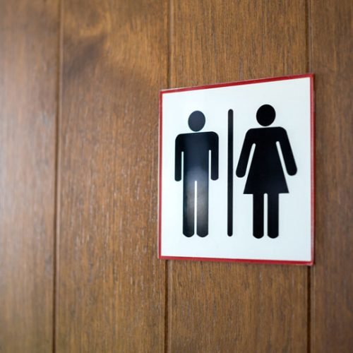 Trabalhadora obrigada a usar banheiro e vestiário masculinos é indenizada por dano moral