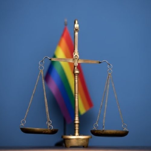 Hotel é condenado por discriminação contra trabalhador LGBTQIAPN+