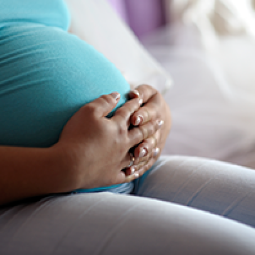 Decisão com técnica distinguishing afasta tese vinculante em caso de estabilidade gestante