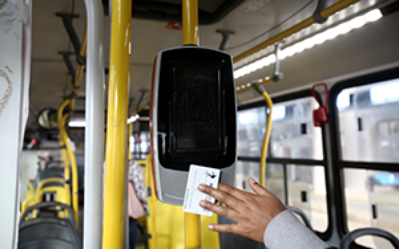Falha no fornecimento de vale-transporte gera rescisão indireta