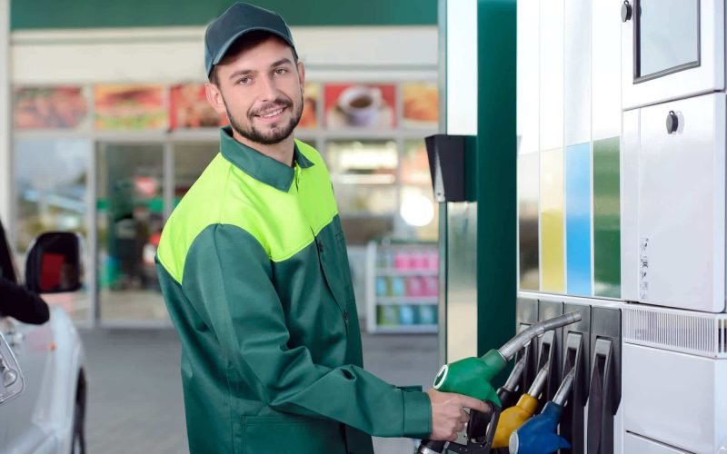 Posto pagará indenização pelo não fornecimento de roupa de segurança a frentista em tempo hábil