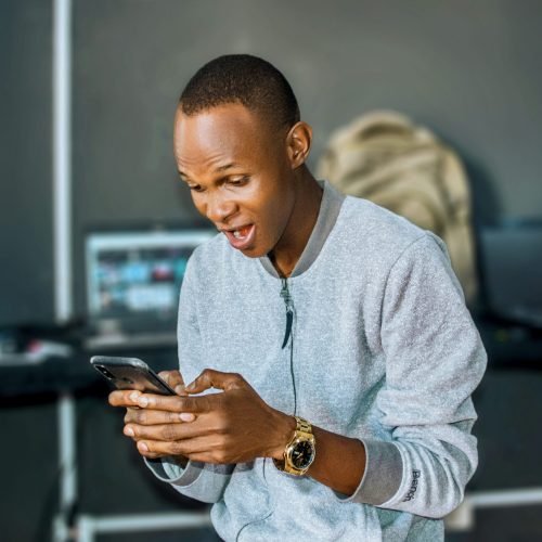 Racismo recreativo: Juíza mantém justa causa e usa protocolo do CNJ para derrubar “piadas” de grupo do WhatsApp