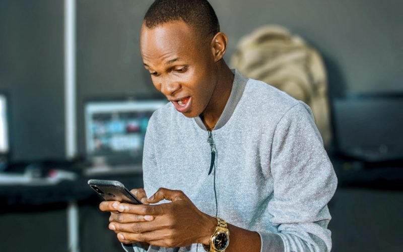 Racismo recreativo: Juíza mantém justa causa e usa protocolo do CNJ para derrubar “piadas” de grupo do WhatsApp