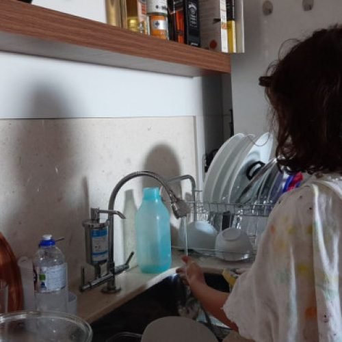 Menor de 18 anos em trabalho doméstico deve ser indenizada por dano moral