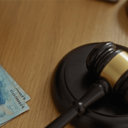 Bloco deve indenizar foliã por abaixar cordas de trio elétrico