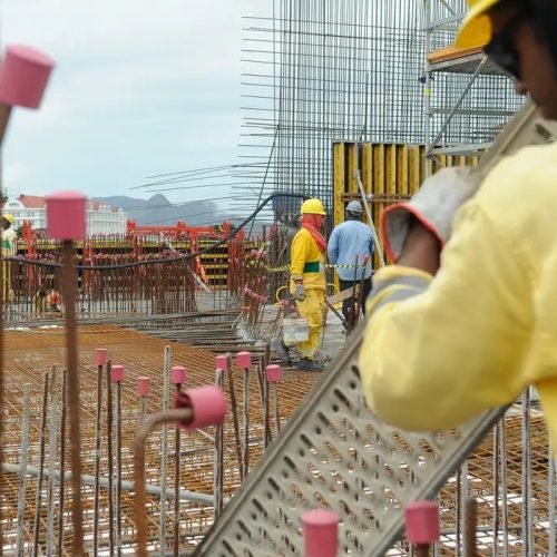 Construtora é condenada por descumprir leis trabalhistas e normas de saúde e segurança