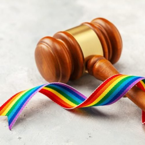 Empregada lésbica denuncia discriminação no trabalho após ser excluída de homenagem no Dia da Mulher