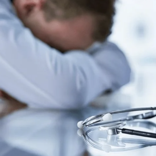 10ª Câmara mantém justa causa de trabalhador que virou a mesa e agrediu médico da empresa