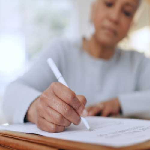 Telefônica deve manter plano de saúde de empregada diagnosticada com câncer após aderir ao PDV