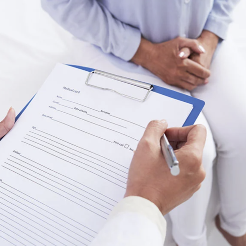 Rejeição de atestado médico com nome social de empregada trans gera indenização por danos morais