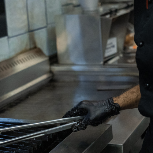 Empresa é condenada a indenizar churrasqueiro que teve o rosto queimado em serviço