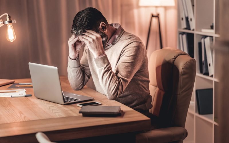Analista fiscal que desenvolveu síndrome de Burnout deve ser indenizado