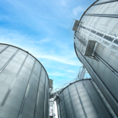 Contrato de empregado que continuou trabalhando após final de obra não é considerado temporário