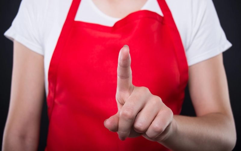 Trabalhadora vítima de homofobia deve ser indenizada por supermercado