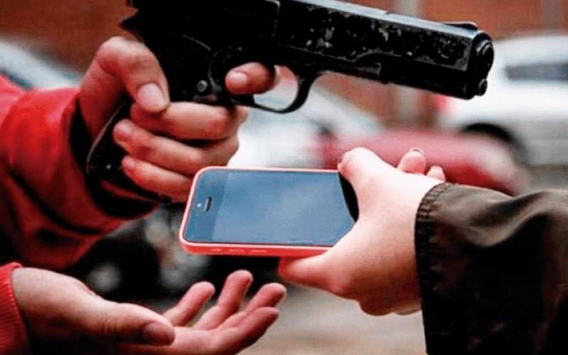 Vendedora de celular vítima de assaltos à mão armada receberá indenização