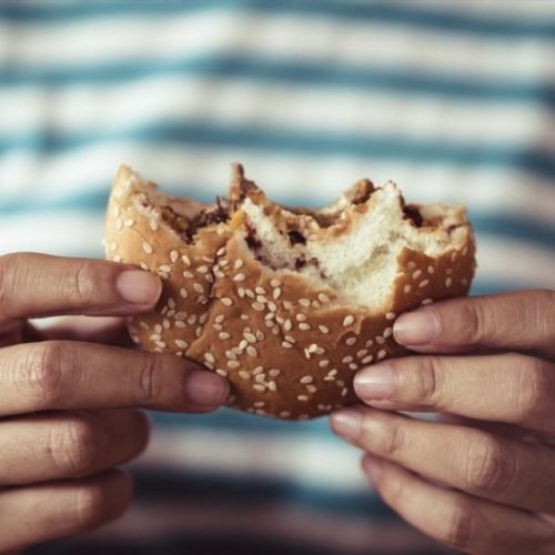 Rede de fast food que só fornecia lanche como refeição deve pagar vale-alimentação a ex-gerente