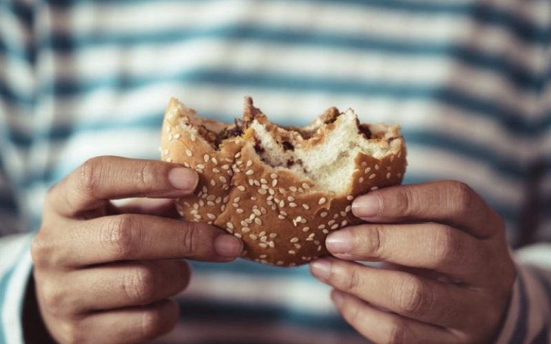 Rede de fast food que só fornecia lanche como refeição deve pagar vale-alimentação a ex-gerente