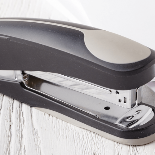 6ª Câmara nega aumento de indenização a empregada atingida na cabeça por grampeador atirado por colega