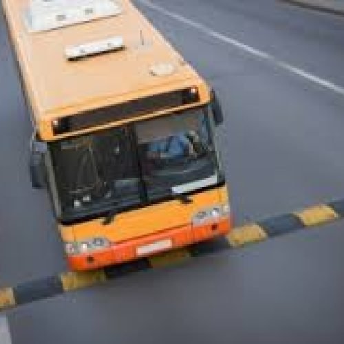 Empresa condenada por acidente de trajeto: empregada sofre fratura na coluna após ônibus passar em alta velocidade sobre quebra-molas