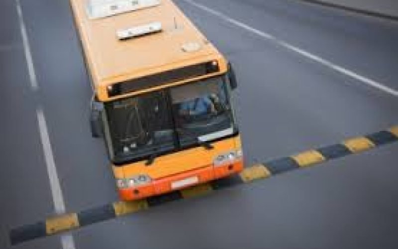 Empresa condenada por acidente de trajeto: empregada sofre fratura na coluna após ônibus passar em alta velocidade sobre quebra-molas