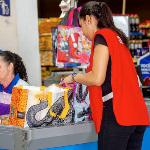 Empacotadora que não era identificada pelo nome social deve ser indenizada por supermercado