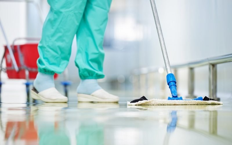 Limpeza de banheiros em universidade gera insalubridade em grau máximo